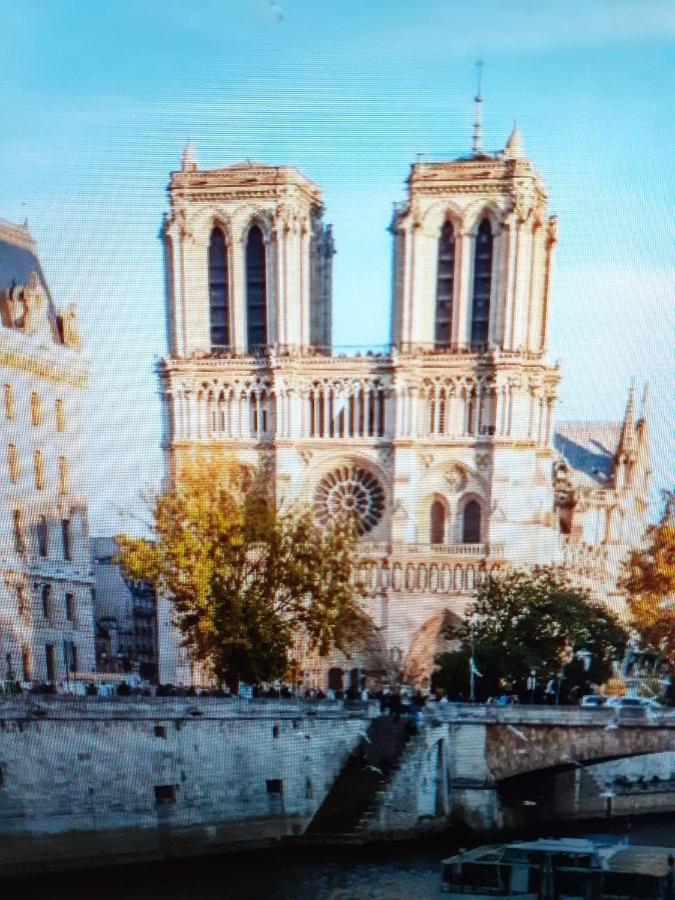 Home Latin Paris Luaran gambar
