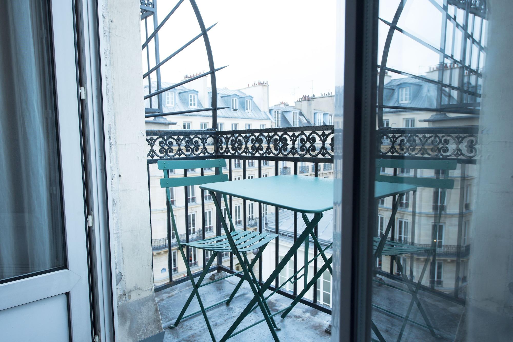 Home Latin Paris Luaran gambar
