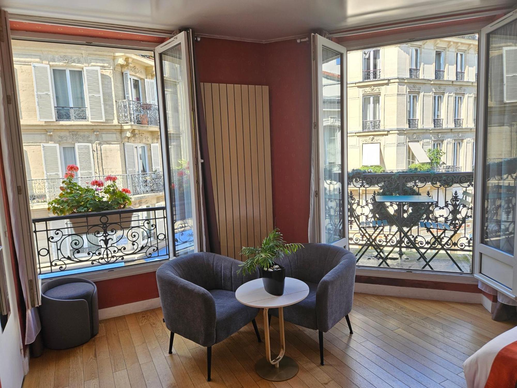 Home Latin Paris Luaran gambar